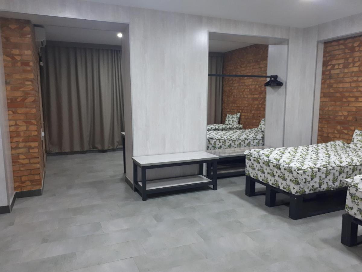 Комплекс Гостиниц Athletic Taraz Buitenkant foto