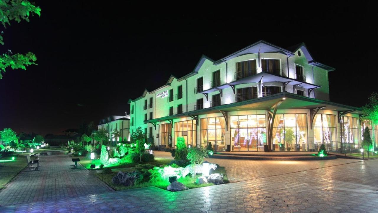 Комплекс Гостиниц Athletic Taraz Buitenkant foto